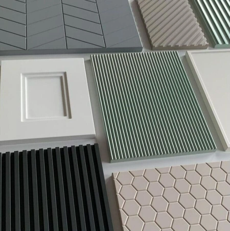 Eleganckie fronty lakierowane z ozdobnymi frezowaniami – możliwość doboru dowolnego koloru z palety RAL i NCS.